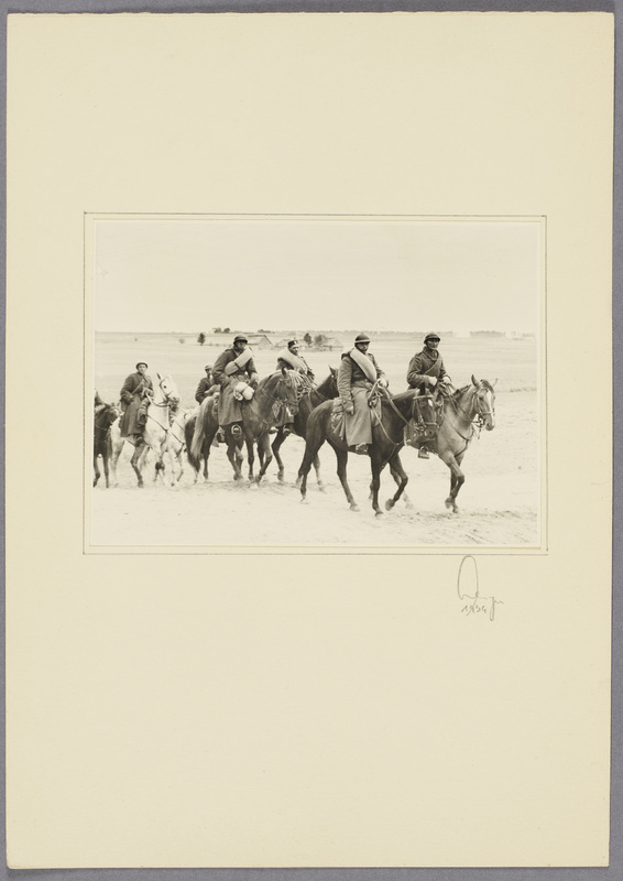 Gefangene polnische Kavalleristen reiten über ein Feld, recto