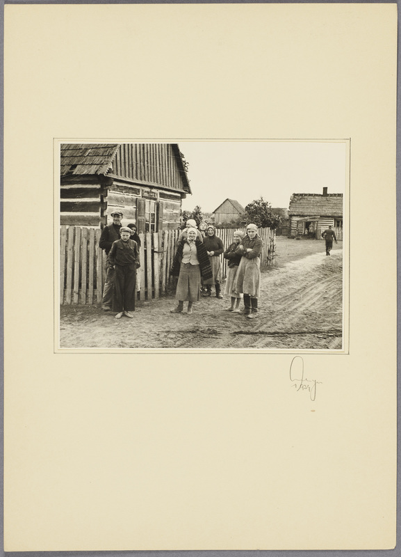Polnische Familie vor ihrem Haus, recto