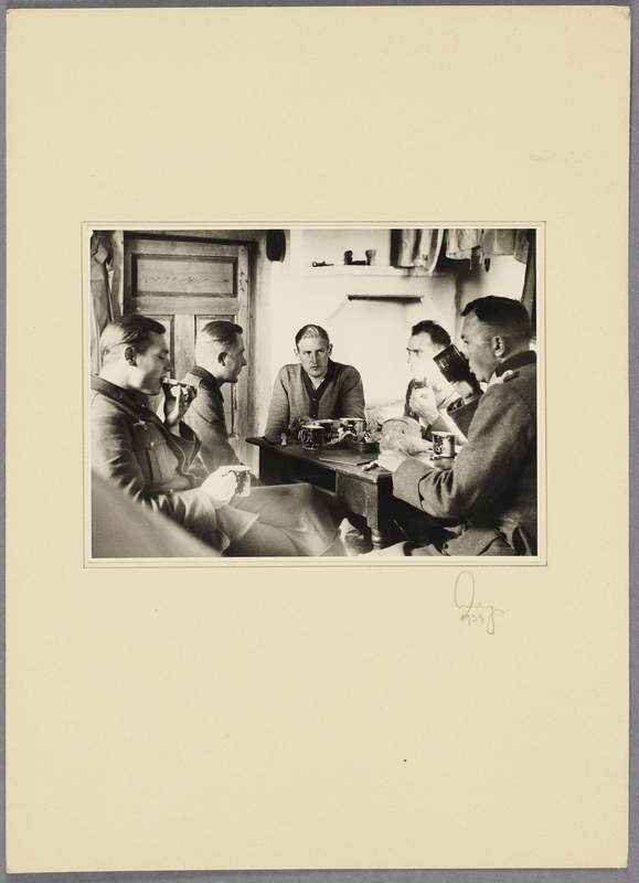 Seeliger (r.) und vier Wehrmachtssoldaten beim Essen im Haus einer polnischen Familie, recto