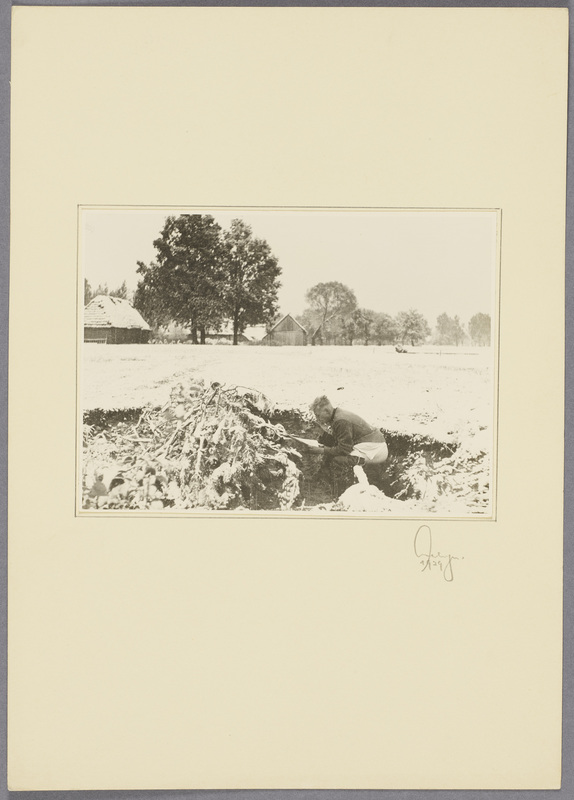 Ein Soldat verrichtet seine Notdurft im schneebedeckten Feld und liest dabei Zeitung, recto