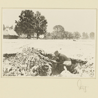 Ein Soldat verrichtet seine Notdurft im schneebedeckten Feld und liest dabei Zeitung